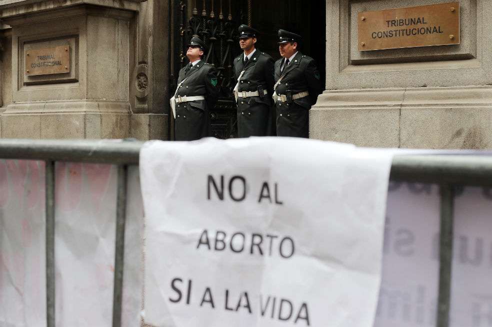 Las manifestaciones en contra y a favor de la ley se tomaron las calles chilenas. / EFE