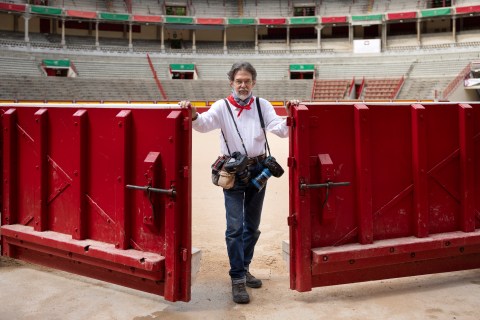 Álvaro Barrientos, el fotógrafo colombiano del sempiterno fular, se despide de San Fermín