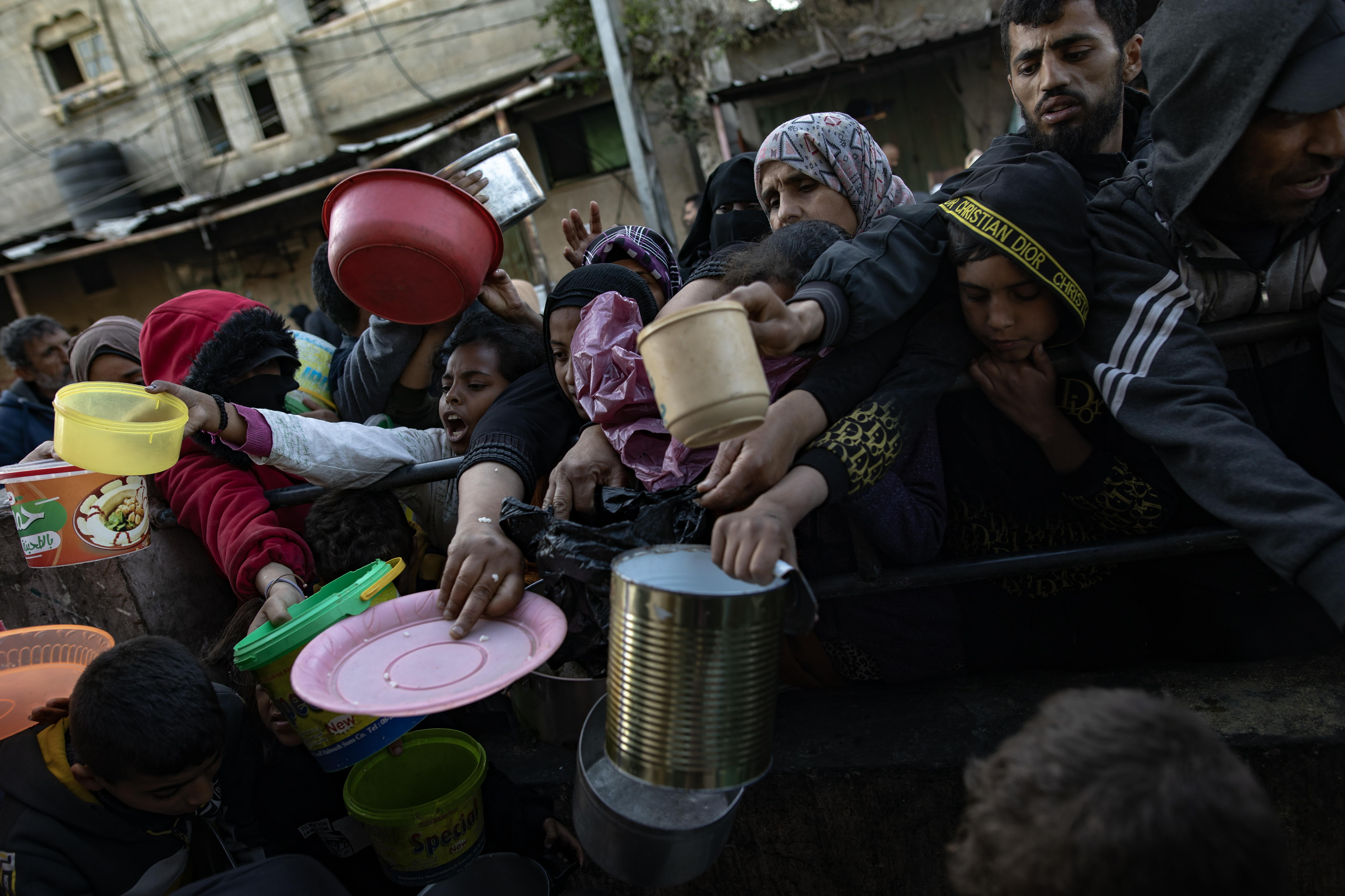 Gaza (---), 14/03/2024.- Internally displaced Palestinians gather to collect food donated by a charity group before breakfast, on the fourth day of the holy month of Ramadan in Rafah, southern Gaza Strip, 14 March 2024. More than 31,000 Palestinians and over 1,300 Israelis have been killed, according to the Palestinian Health Ministry and the Israel Defense Forces (IDF), since Hamas militants launched an attack against Israel from the Gaza Strip on 07 October 2023, and the Israeli operations in Gaza and the West Bank which followed it. EFE/EPA/HAITHAM IMAD