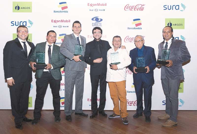 Los ganadores en Sostenibilidad Ambiental, Camilo Prieto; Gestos de Reconciliación, Óscar Piñeres; Salud y Bienestar, Elkin Zapata; Cultura, Pablo Jiménez; Tecnología y Conectividad, Fredy Luna, y Educación, Isaías Guerrero, junto a Andrés Cepeda. / Fotos: Cortesía Caracol