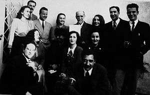 La Generación literaria del 45 en Uruguay, en ocasión de la visita de Juan Ramón Jiménez. De izquierda a derecha, parados: María Zulema Silva Vila, Manuel Arturo Claps, Carlos Maggi, María Inés Silva Vila, Juan Ramón Jiménez, Idea Vilariño, Emir Rodríguez Monegal, Ángel Rama. Sentados: José Pedro Díaz, Amanda Berenguer, Zenobia Camprubí, Ida Vitale, Elda Lago, Manuel Flores Mora. / Cortesía