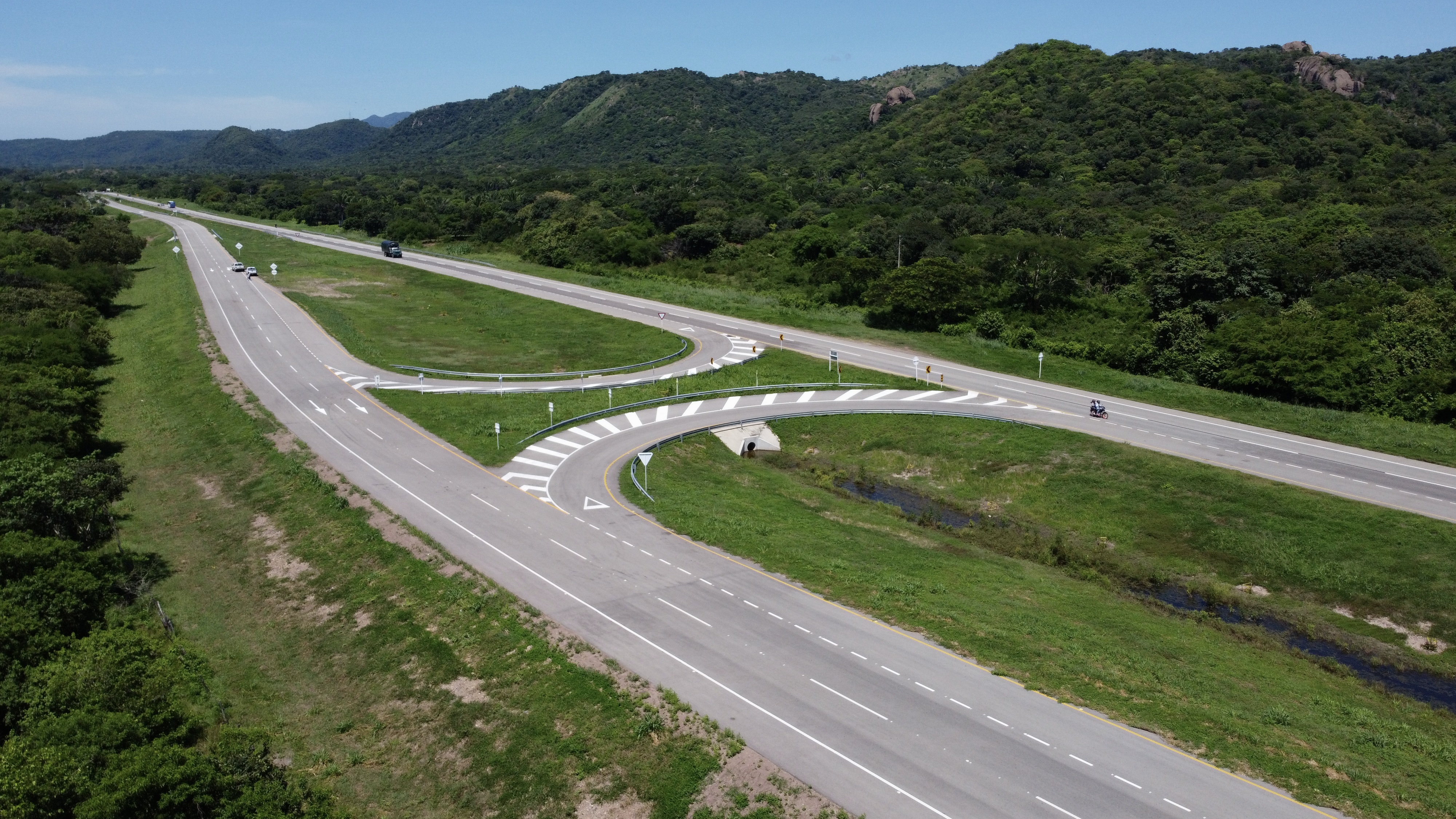 Carretera doble calzada en Colombia vista desde un drone.