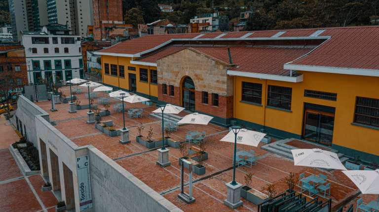 La Plaza Distrital de Mercado La Concordia, ubicada en el corazón de La Candelaria, es uno de los espacios patrimoniales más representativos de Bogotá. Inaugurada en 1933 y declarada Bien de Interés Cultural, reúne en un mismo lugar tradición, gastronomía y arte, con una amplia oferta de productos locales, restaurantes de cocina típica y la Galería Santa Fe, un reconocido espacio dedicado al arte contemporáneo.