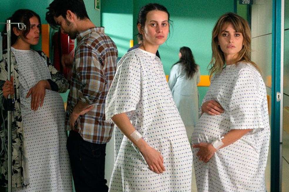 "Madres Paralelas" tiene el elenco confomado por Penélope Cruz, Aitana Sánchez-Gijón, Milena Smit, Israel Elejalde, Julieta Serrano, and Rossy de Palma.