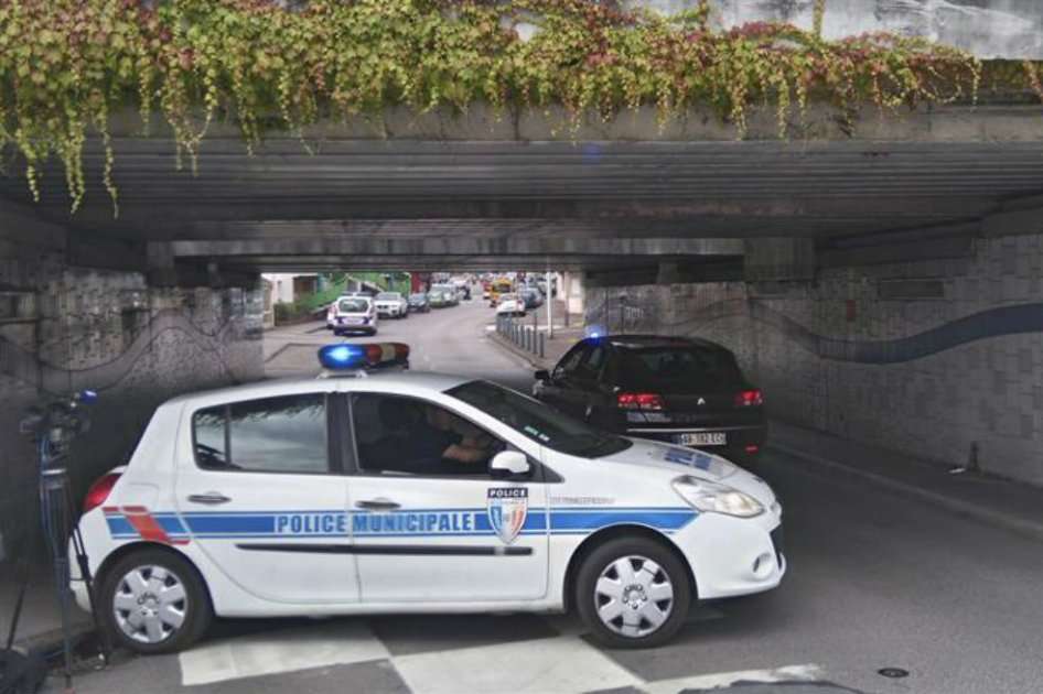 Un carro de la policía bloqueó el túnel subterráneo cerca de donde se producía la toma de rehenes en una iglesia de Saint Etienne du Rouvray (Francia). / EFE