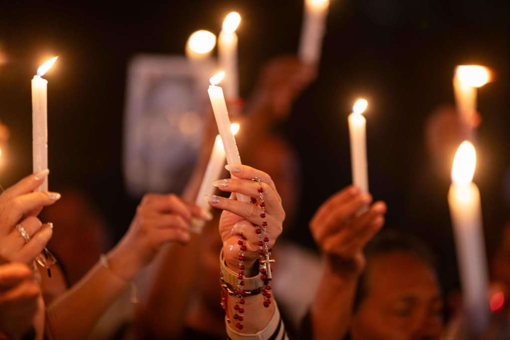 FOTODELDÍA AME5088. ZAMORA (VENEZUELA), 13/01/2026.- Personas sostienen velas en una vigilia frente al centro penitenciario Rodeo I este martes, en Zamora estado de Miranda (Venezuela).El presidente del Parlamento y jefe negociador del Gobierno venezolano, el chavista Jorge Rodríguez, aseguró que van más de 400 excarcelaciones de presos políticos desde diciembre pasado, mientras ONG negaron que se estén produciendo un "número importante" de liberaciones, al señalar que el proceso está marcado por "dilaciones". EFE/ Ronald Peña R
