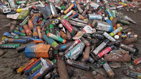 ¿Dónde botar las pilas, el aceite usado y  otros residuos que no van a la basura en Bogotá?