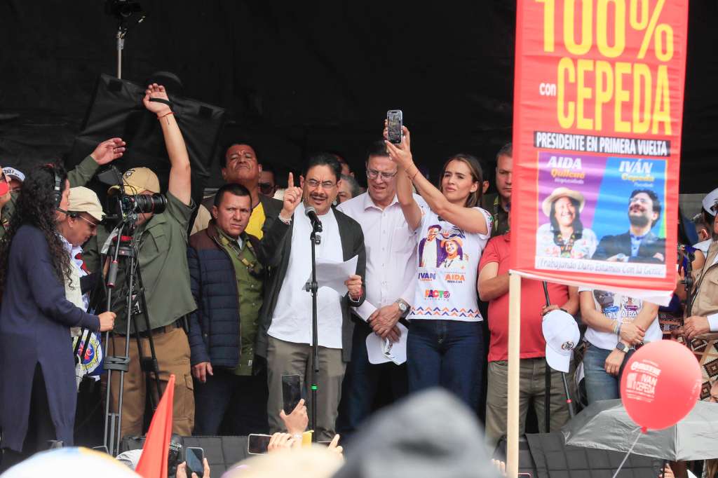 AME8543. BOGOTÁ (COLOMBIA), 01/05/2026.- El candidato presidencial de izquierdas, Iván Cepeda (c-i), habla durante la conmemoración del Día del Trabajo este viernes, en la Plaza de Bolívar en Bogotá (Colombia). Cepeda convirtió el Trabajo en un acto de campaña, al reivindicar los logros del Gobierno de Gustavo Petro y pedir el voto para asegurar la continuidad del proyecto progresista en Colombia en las elecciones del próximo 31 de mayo. EFE/ Carlos Ortega