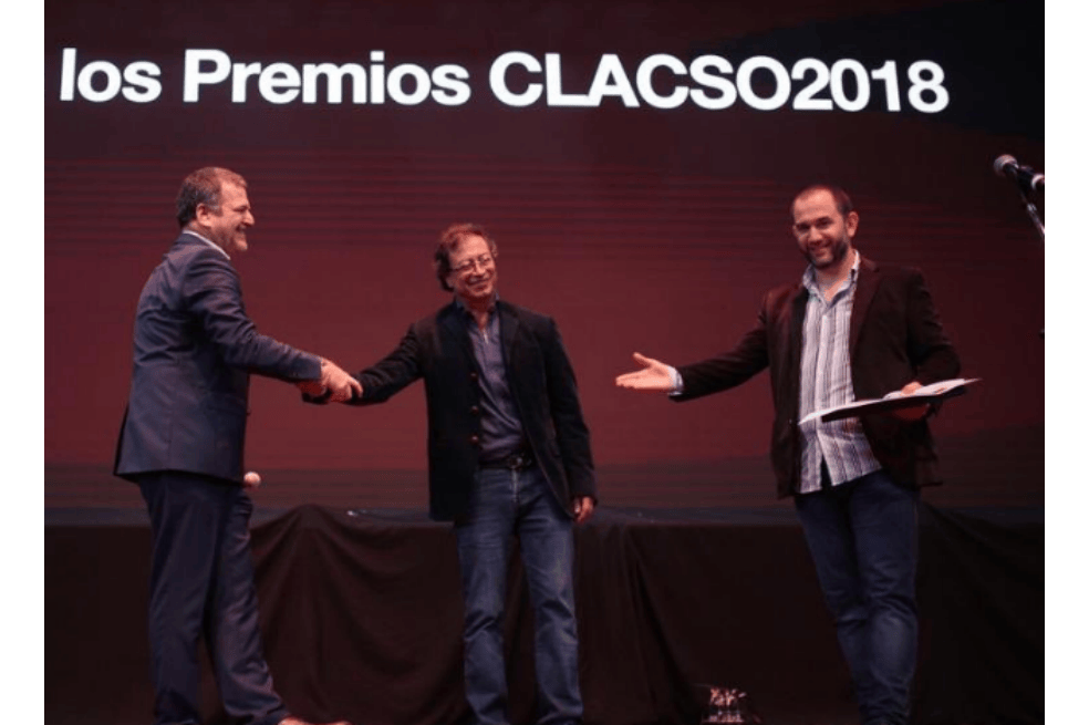 El senador de la Colombia Humana en la entrega del premio en el Club Ferro Carril Oeste, de Buenos Aires. / Twitter @pablovommaro