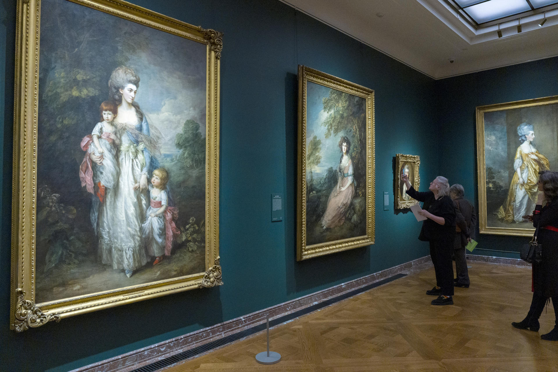 AME3856. NUEVA YORK (ESTADOS UNIDOS), 10/02/2026.- Personas observan las obras de la exhibición 'Gainsborough: La moda del retrato' este martes, en el museo Frick Collection en Nueva York (EE.UU.). EFE/ Ángel Colmenares