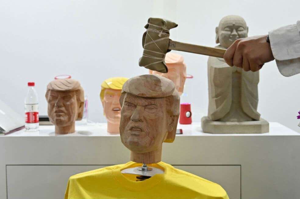 Soliton Systems creó un busto de la cabeza del presidente estadounidense con un resorte que la hace moverse para que las personas la golpeen. / AFP