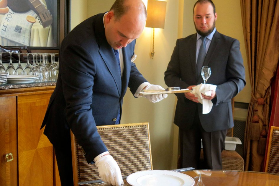 El director de la exclusiva escuela para mayordomos School for Butlers and Hospitality, Vincent Vermuelen (i) y Cédric Deware, un joven de 27 años que ha trabajado hasta ahora de informático y que ve en el curso la oportunidad de dedicarse a una profesión que dice le ha "apasionado" durante años.
