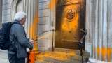 ¿Por qué un grupo de activistas pintó de naranja varios edificios en Londres?