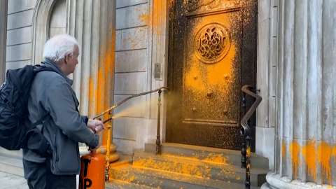 ¿Por qué un grupo de activistas pintó de naranja varios edificios en Londres?