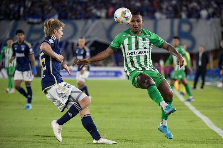 Alfredo Morelos (der.) fue clave en la anotación de Nacional, pues fue quien le dio la asistencia a Marino Hinestroza.
