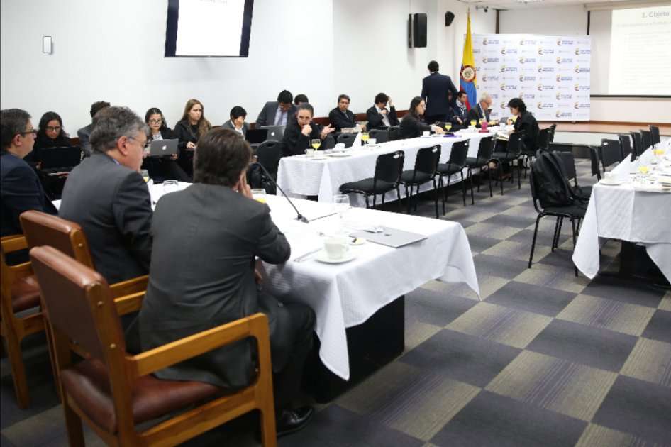 Con los ponentes del proyecto de la reforma, el ministro de Hacienda, Mauricio Cárdenas, busca consenso para evitar tropiezos en el Congreso. / Minhacienda