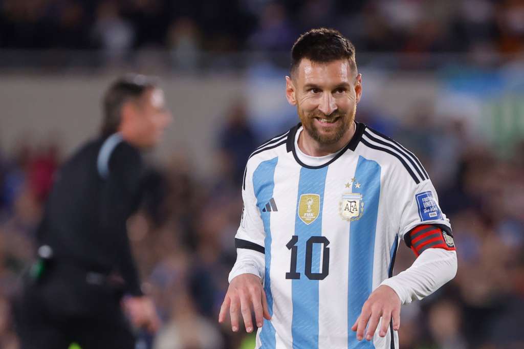 AMDEP548. BUENOS AIRES (ARGENTINA), 12/10/2023.- Lionel Messi de Argentina reacciona hoy, en un partido de las Eliminatorias Sudamericanas para la Copa Mundial de Fútbol 2026 entre Argentina y Paraguay en el estadio Más Monumental en Buenos Aires (Argentina). EFE/ Juan Ignacio Roncoroni