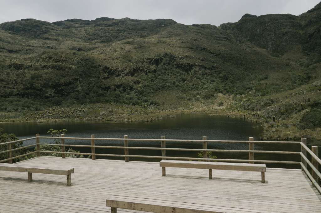 Plataforma construida al borde de la laguna de Iguaque.