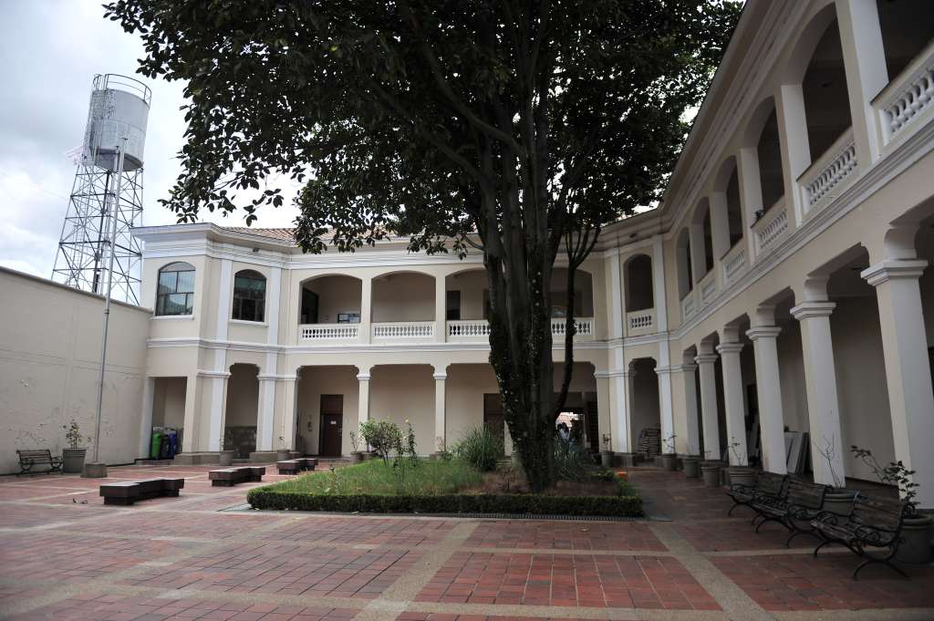 Recorrido por las instalaciones de esta Universidad: Cafetería, pasillos; paredes pintadas, estudiantes, y laboratorios.