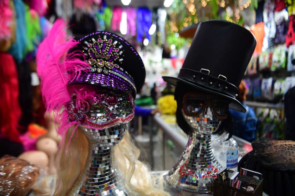 Comerciantes que se preparan y venden artículos de Halloween en la temporada del día de los niños, disfraces y antifaces, entre los mas vendidos