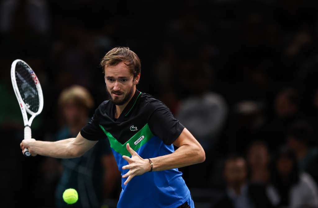 Paris (France), 01/11/2023.- Daniil Medvedev of Russia in action during his second round match against Grigor Dimitrov of Bulgaria at the Paris Masters tennis tournament in Paris, France, 01 November 2023. (Tenis, Francia, Rusia) EFE/EPA/Mohammed Badra