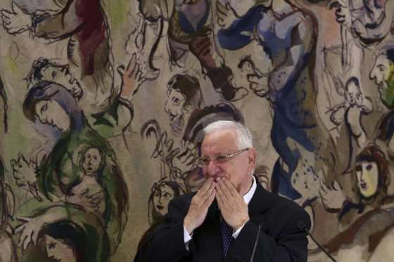 El presidente de Israel, el derechista Reuvén Rivlin, gesticula durante su discurso público tras ser ratificado por el "Knesset" (Parlamento) en Jerusalén, Israel. / EFE
