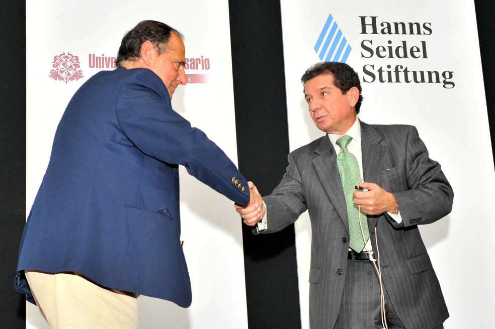 El ministro de Agricultura, Juan Camilo Restrepo, y el presidente de Fedegán, José Félix Lafaurie, luego del debate en la Universidad del Rosario. / Luis Ángel