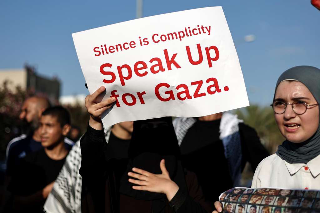 Sakhnin (Israel), 25/07/2025.- Israeli Arabs protest against the war on Gaza and the famine stemming from it, calling for aid to be allowed in the Strip, in the Arab city of Sakhnin, northern Israel, 25 July 2025. At least 122 Palestinians, including 83 children, have died of malnutrition in the Gaza Strip, the Palestinian Ministry of Health said on 25 July. (Protestas) EFE/EPA/ATEF SAFADI
