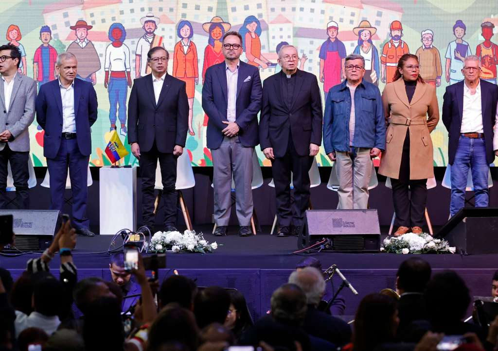 AME7806. BOGOTÁ (COLOMBIA), 03/08/2023.- El presidente de Colombia, Gustavo Petro (3-i); el jefe de la Misión de Verificación de la ONU en Colombia, Carlos Ruiz Massieu (c-i); monseñor Héctor Fabio Henao (c-d), delegado de la iglesia católica en las negociaciones de paz con el ELN; y "Pablo Beltrán" (3-d), jefe negociador del Ejército de Liberación Nacional (ELN), entre otros delegados y funcionarios, participan hoy en la instalación del Comité Nacional de la Participación - instancia transitoria de la Mesa de Diálogos de Paz, en Bogotá (Colombia). Coincidiendo con la entrada en vigor del cese el fuego entre el ELN y el Estado colombiano, este jueves se instaló en Bogotá el Comité Nacional de Participación (CNP) de la mano del presidente de Colombia, Gustavo Petro, junto con los delegados del Gobierno y de la guerrilla del ELN. EFE/ Mauricio Dueñas Castañeda