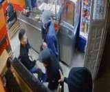 Violento robo con cuchillo en local de comidas rápidas quedó grabado