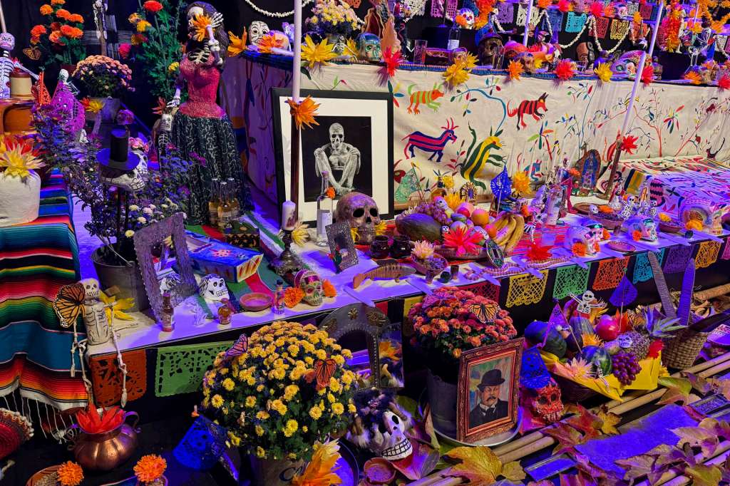 BERLÍN, 31/10/2025.- Por segunda vez la Fundación Humboldt organiza junto a la asociación Calaca la Fiesta del Día de Muertos, con exposiciones, presentaciones, talleres y un mercado, así como un extenso programa familiar en el que niños y adultos pueden aprender qué debe incluir una ofrenda, un altar ricamente decorado con regalos para los muertos, este viernes en Berlín. EFE/Paloma Rocha