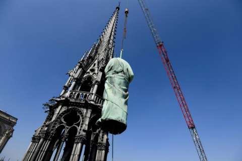 La historia de la aguja de Notre Dame que fue custodiada por los 12 apóstoles durante siglos