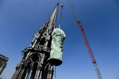 La historia de la aguja de Notre Dame que fue custodiada por los 12 apóstoles durante siglos