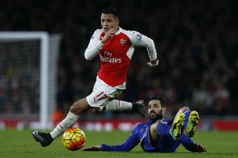 El chileno Alexis Sánchez (i) y español Cesc Fàbregas, en el partido entre Arsenal y Chelsea. / AFP
