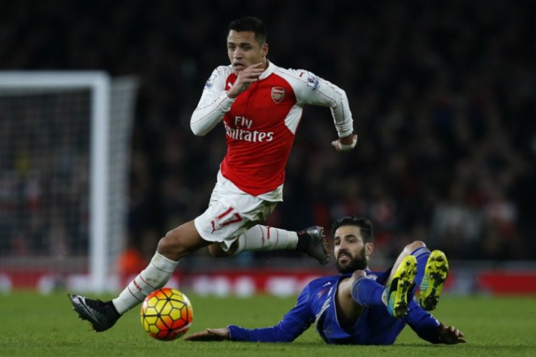 Arsenal perdió con Chelsea y le cedió el liderato al Leicester