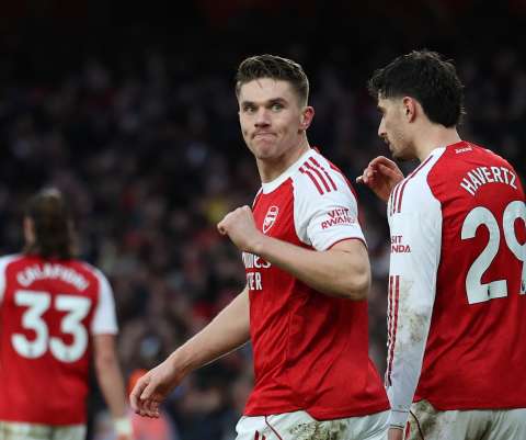 Arsenal goleó 3-0 a Sunderland y sigue afinzándose como líder de la Premier League