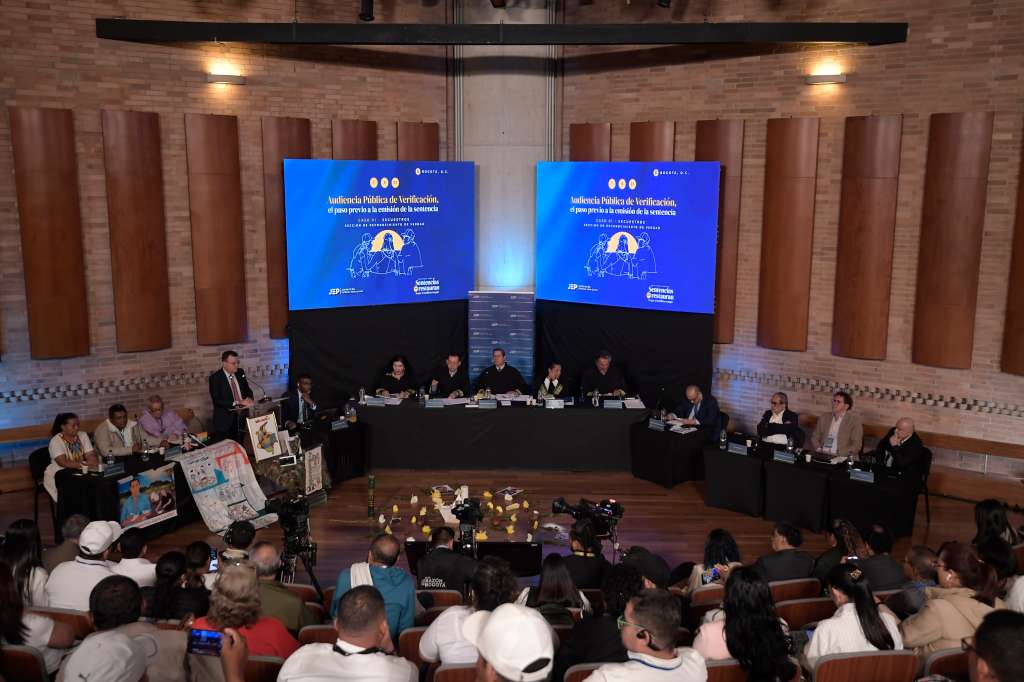 Espacio decisivo para evaluar el cumplimiento de los compromisos asumidos por los exjefes de las extintas FARC-EP (Julián Gallo, Pastor Alape, Jaime Alberto Parra), en el macrocaso 01 sobre secuestros, pero también para las primeras sanciones del tribunal.