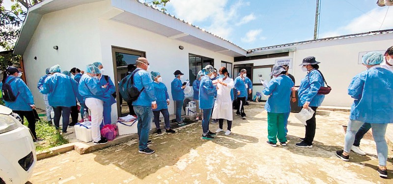 Equipo de Instituto Nacional de Salud en Leticia, donde esperan tomar muestras a 1.421 personas.