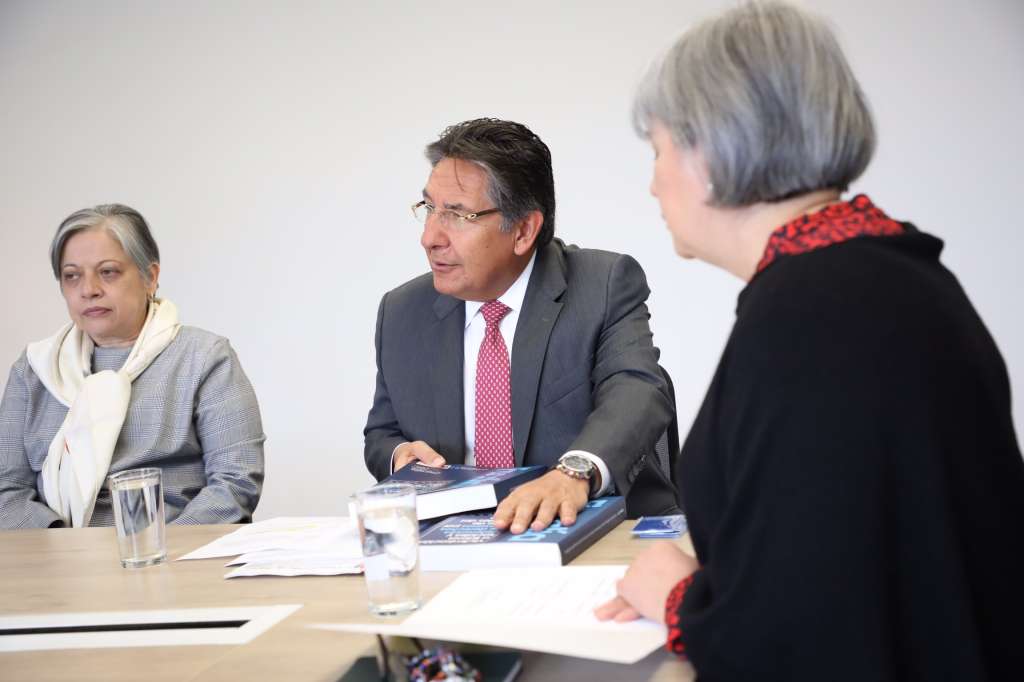 Fiscal Néstor Humberto Martínez entregó dos nuevos informes a la JEP: sobre rentas de las Farc y asesinato de líderes sociales. / Cortesía JEP