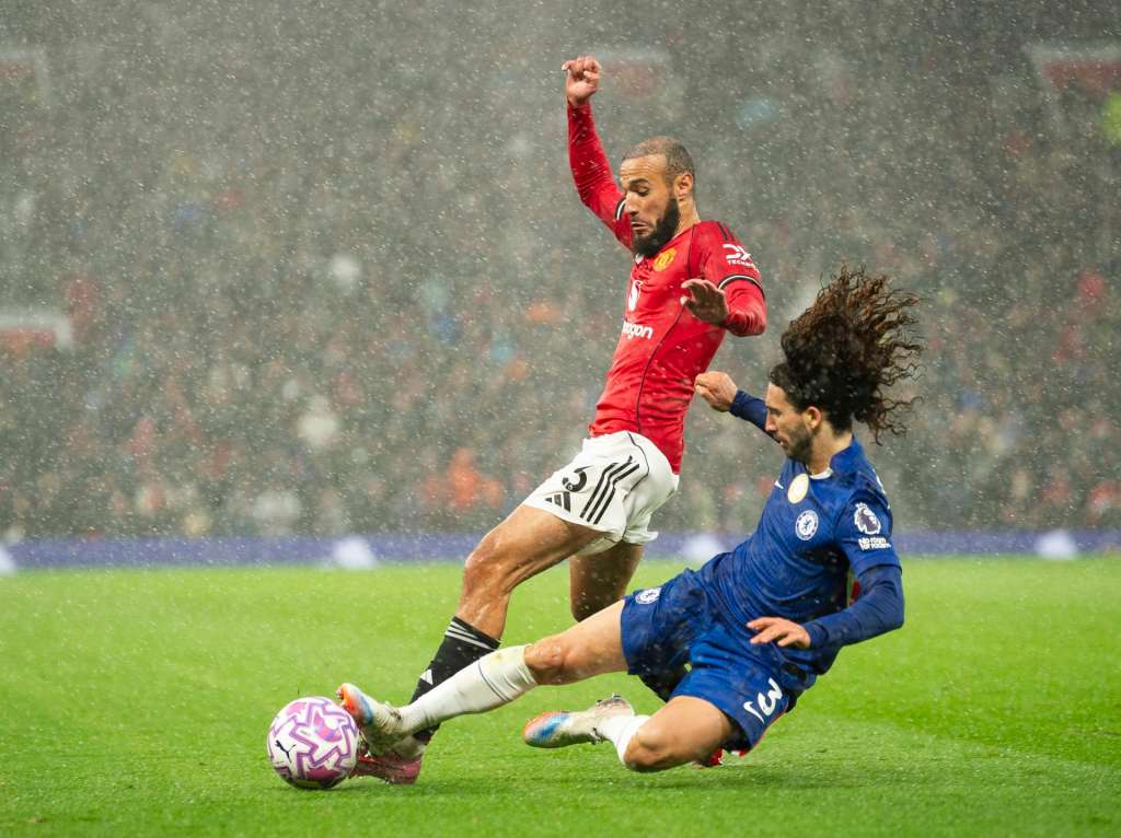 MANCHESTER (United Kingdom), 20/09/2025.- Marc Cucurella of Chelsea (R) in action against Noussair Mazraoui of Manchester United during the English Premier League soccer match between Manchester United and Chelsea FC, in Manchester, Britain, 20 September 2025. (Reino Unido) EFE/EPA/PETER POWELL EDITORIAL USE ONLY. No use with unauthorized audio, video, data, fixture lists, club/league logos, 'live' services or NFTs. Online in-match use limited to 120 images, no video emulation. No use in betting, games or single club/league/player publications.