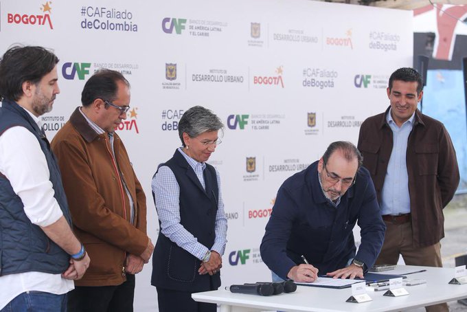 Firma de la venta del inmueble del IDU al CAF.