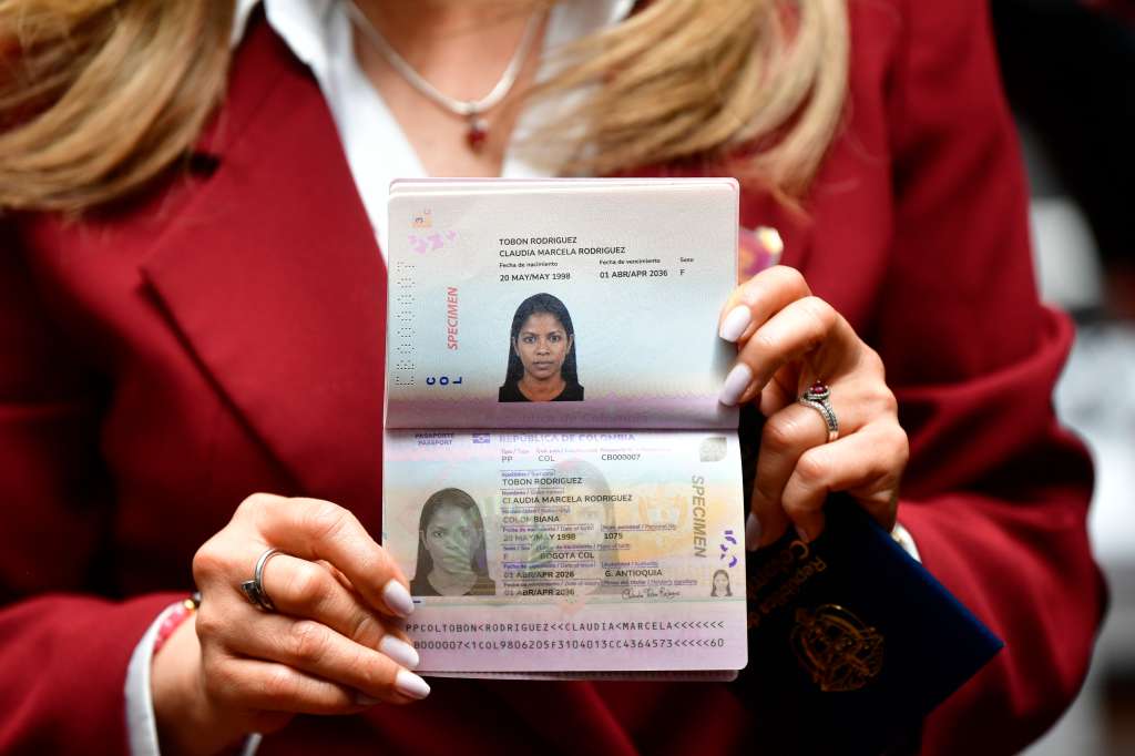 Presentación del nuevo modelo de pasaporte colombiano a cargo de la Imprenta Nacional, el Ministerio de Relaciones Exteriores y la Casa de la Moneda de Portugal