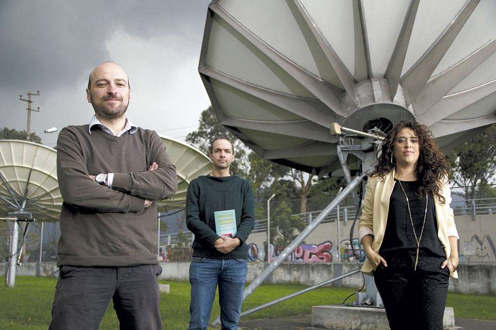 Nicolás Samper, Federico Arango y Luz Martínez, autores de la obra ‘Bestiario de la televisión colombiana’. / Cortesía de los autores