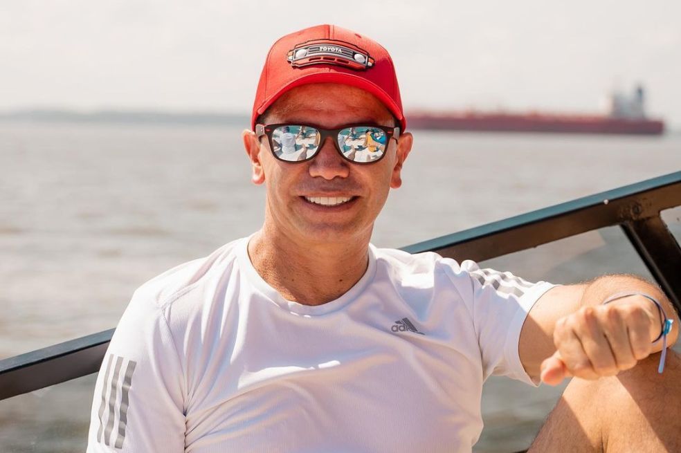 El cantante Jhonny Rivera compartió en sus redes sociales su ‘nueva casa móvil’ y mostró los lujos que hay en ella.