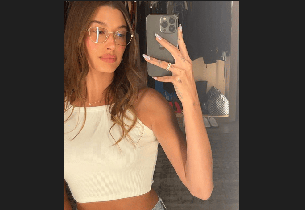 HaileY Bieber es la número uno representante de las glazed nails o uñas glaseadas.
