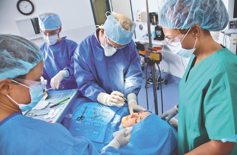 Aunque los cirujanos sean diligentes el paciente puede presentar complicaciones. / Getty Images