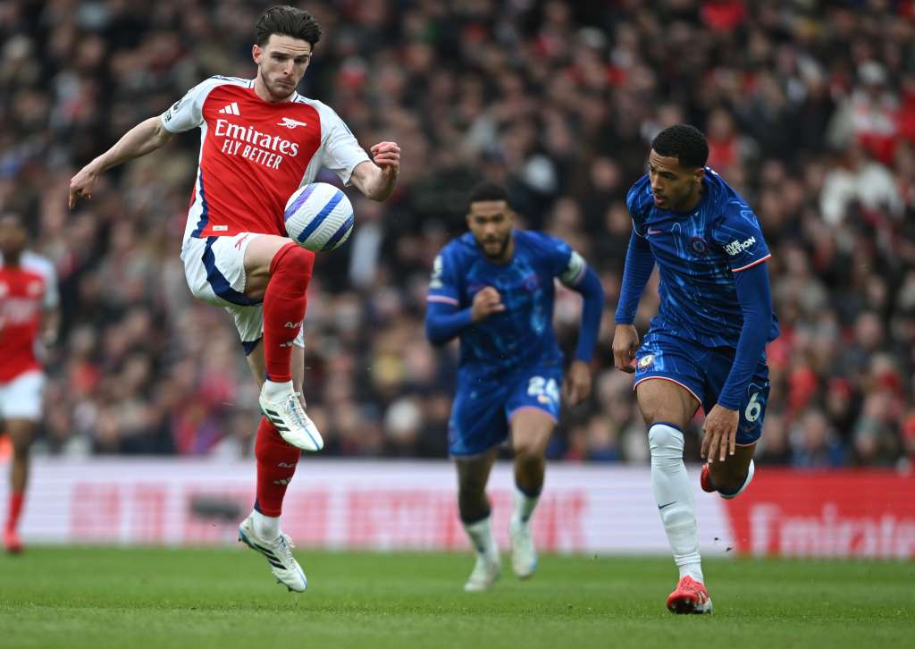 LONDON (United Kingdom), 16/03/2025.- Arsenal’s Declan Rice (left) and Chelsea's Levi Colwill during the English Premier League soccer match between Arsenal and Chelsea, in London, Britain, 16 March 2025. (Reino Unido, Londres) EFE/EPA/DANIEL HAMBURY EDITORIAL USE ONLY. No use with unauthorized audio, video, data, fixture lists, club/league logos, 'live' services or NFTs. Online in-match use limited to 120 images, no video emulation. No use in betting, games or single club/league/player publications.