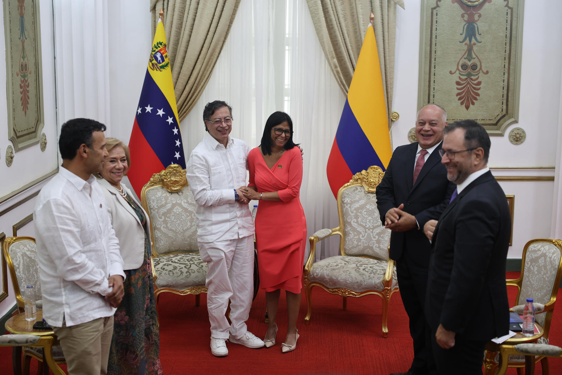 AME6472. CARACAS (VENEZUELA), 24/04/2026.- El ministro de Defensa de Colombia, Pedro Sánchez (i); la canciller de Colombia, Rosa Yolanda Villavicencio (2-i); el presidente de Colombia, Gustavo Petro (c-i), la presidenta encargada de Venezuela, Delcy Rodríguez (c-d), el ministro de Interior y Justicia, Diosdado Cabello (2-d); y el canciller de Venezuela, Yván Gil, posan para una fotografía este viernes, en el palacio de Miraflores en Caracas (Venezuela). EFE/ Miguel Gutiérrez