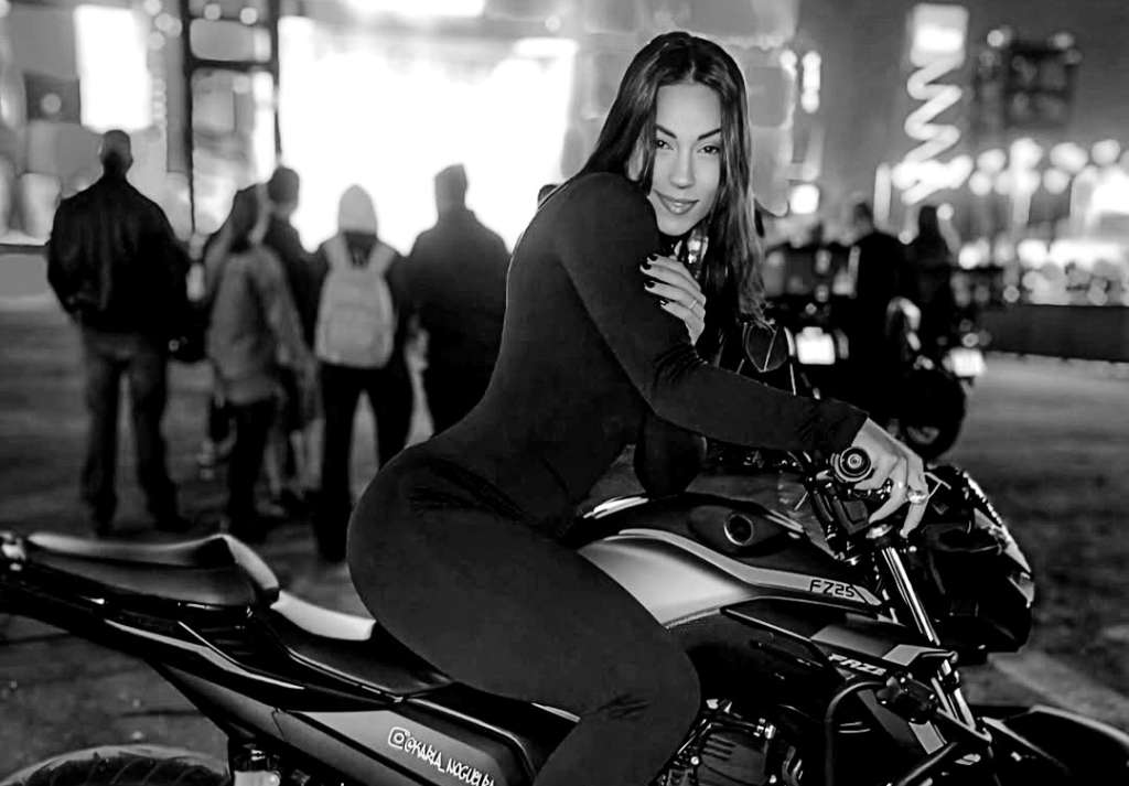 La creadora de contenido colisionó en su motocicleta contra un automóvil en una autopista.