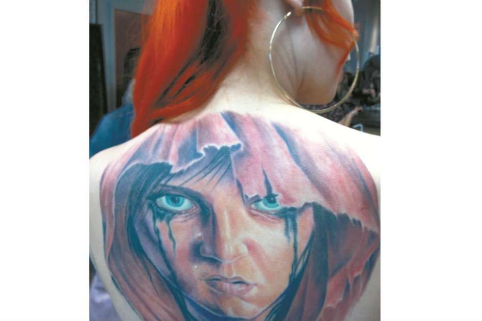 No es cierto que todos los tatuajes tengan una historia de fondo. Algunas personas lo hacen por el amor al arte, esa es la única historia que necesitan.